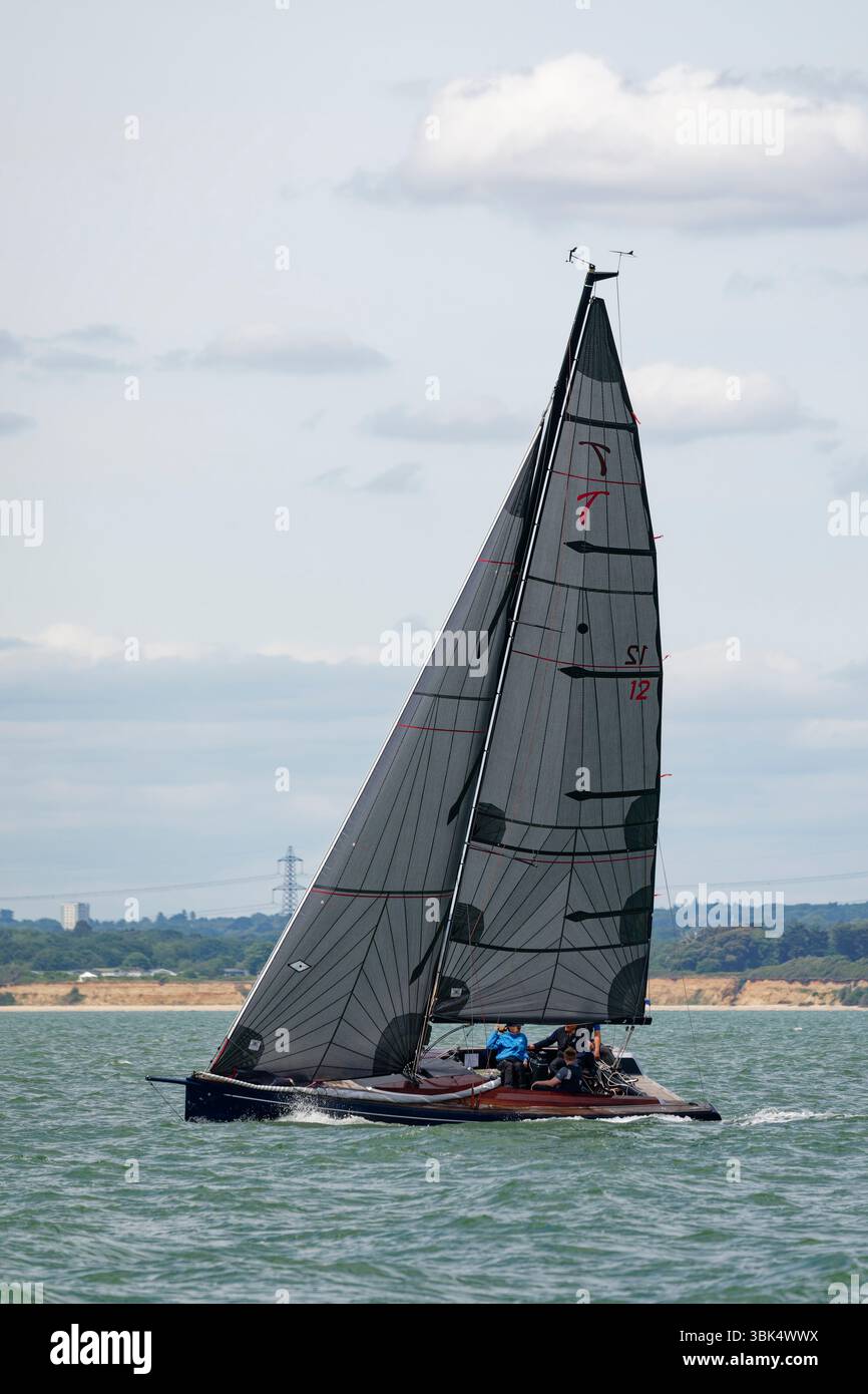 Aldebaren ist eine moderne Rennyacht, die in Frankreich mit dem Geist der Tradition gebaut wurde und beim Cowes Classic Yacht Race teilnimmt Stockfoto