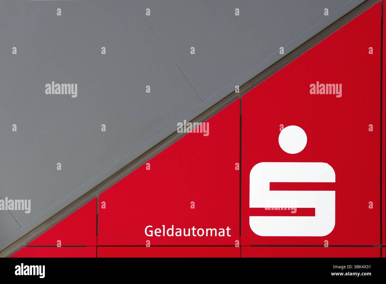 Ulm, Deutschland - 18. Juni 2025: Nahaufnahme des Geldautomaten der Sparkasse Ulm. Stockfoto