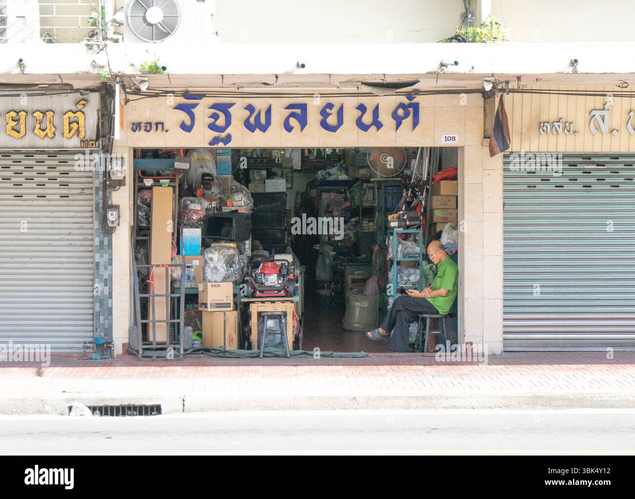 Kleine Geschäfte am Straßenrand in Bangkok Stockfoto