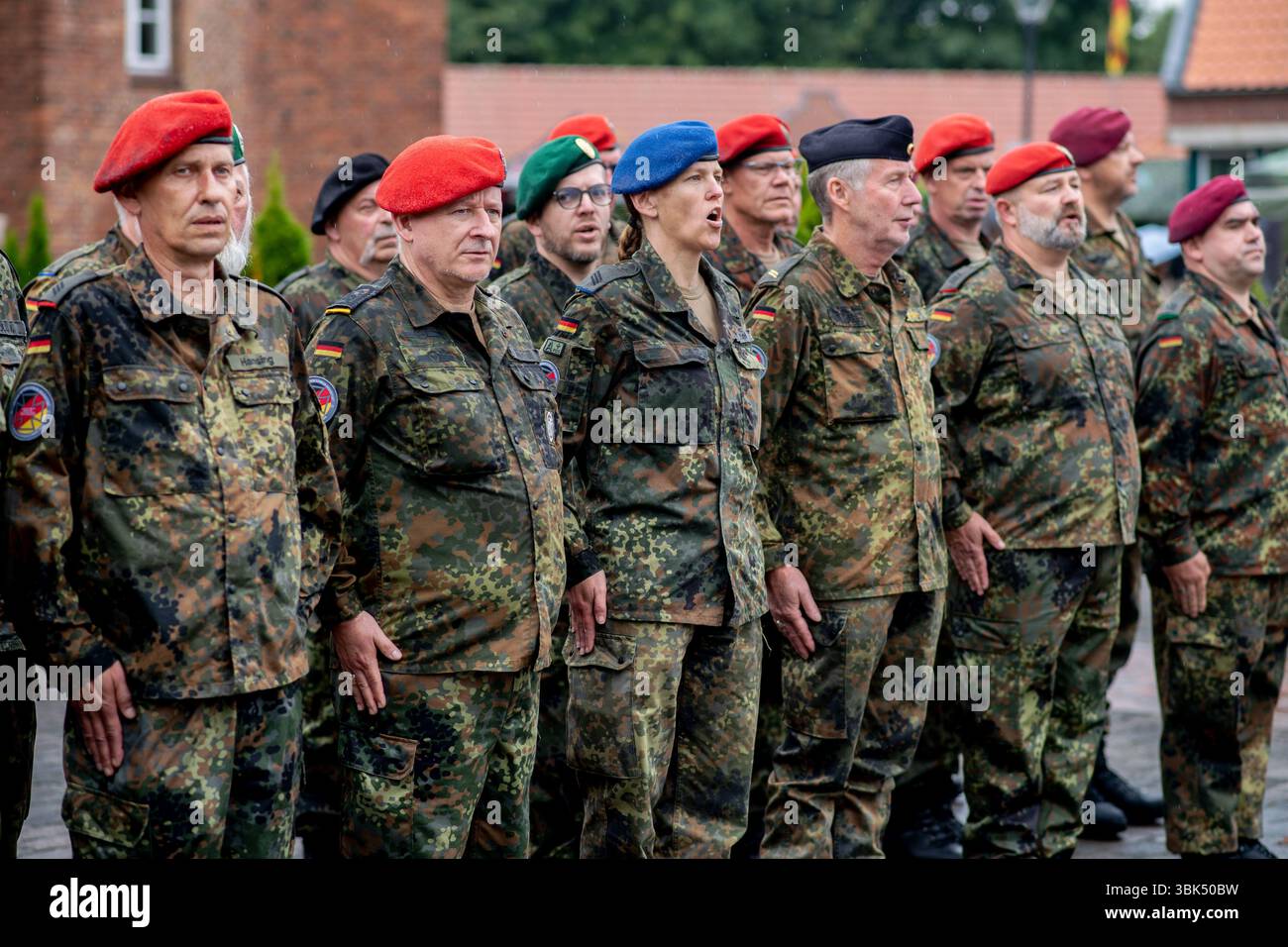 Vechta, Deutschland. Juni 2025. Zahlreiche Reservisten stehen vor dem Arsenal und singen die deutsche Nationalhymne im Rahmen des Nationalveteranentages für einen Reservistennamentakt mit Vereidigung in der Zitadelle von Vechta. An diesem Tag werden alljährlich der Dienst, das Engagement und die Leistungen von Soldaten der Bundeswehr geehrt, die im Einsatz sind oder waren. Quelle: Hauke-Christian Dittrich/dpa/Alamy Live News Stockfoto