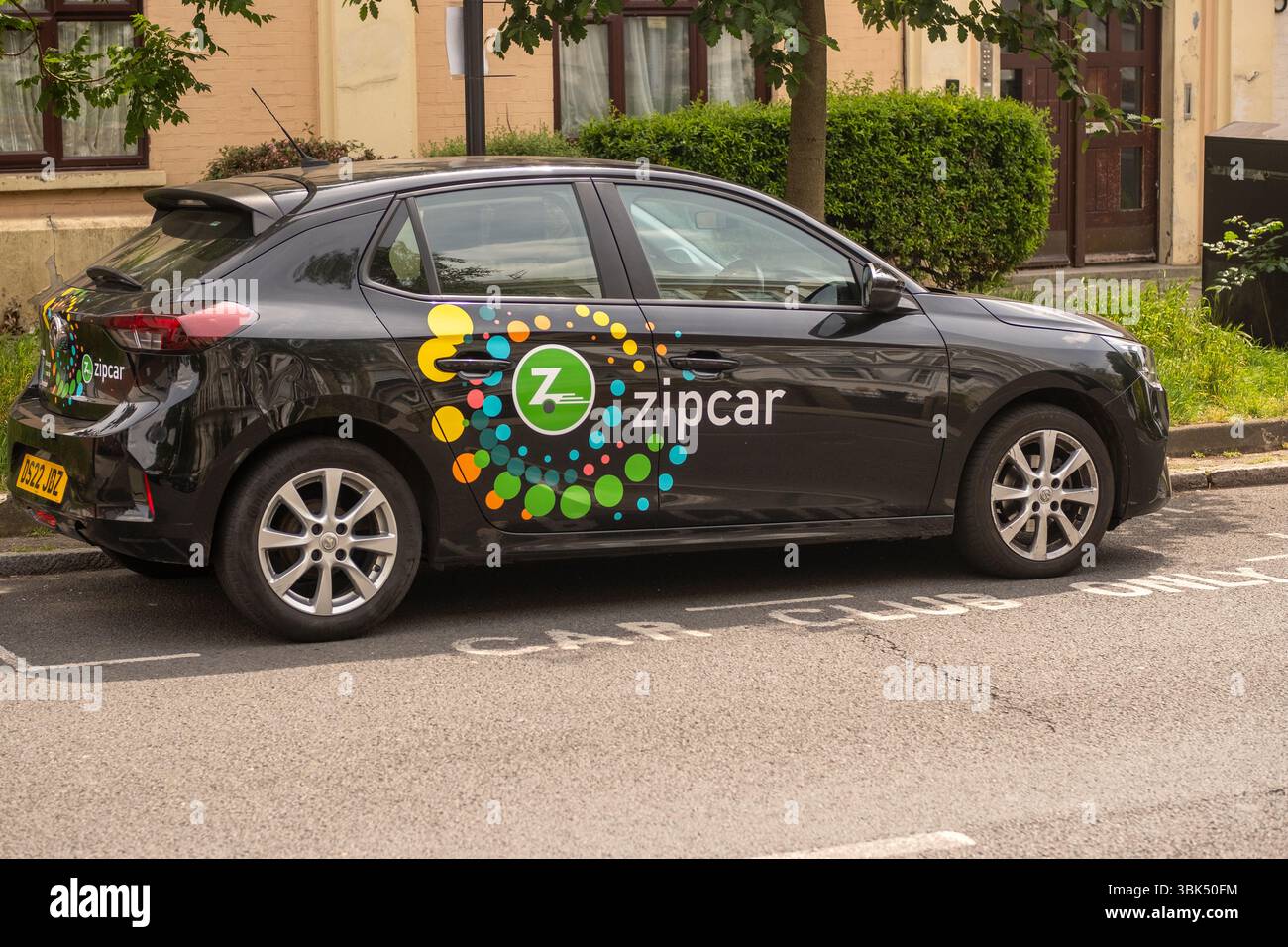 LONDON, 20. MAI 2025: Zipcar parkte an der London Street, einem amerikanischen Carsharing-Unternehmen und einer Tochtergesellschaft der Avis Budget Group Stockfoto