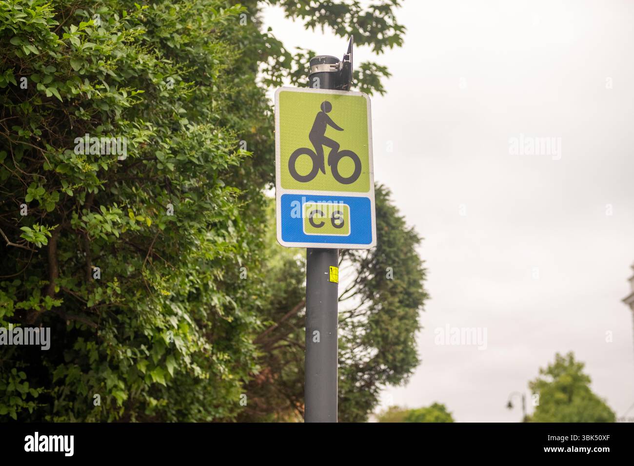 LONDON, 22. MAI 2025: C6-Radweg wird auf dem Haverstock Hill in der Nähe des Belsize Park in Camden gebaut Stockfoto