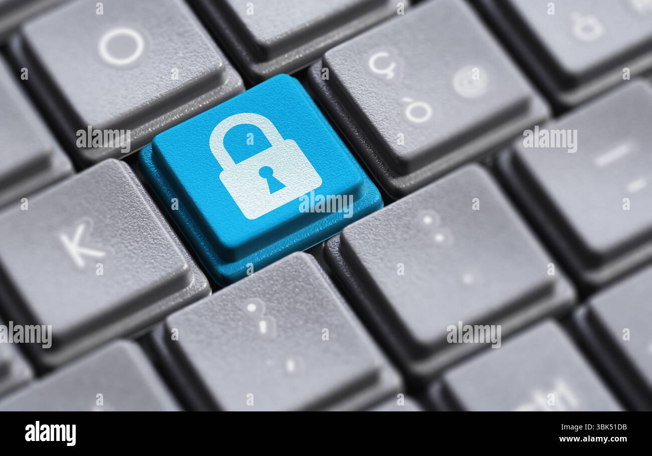Computerdaten und digitales Online-Sicherheitskonzept mit Vorhängeschloss-Symbol und -Symbol auf einem blauen pc-Schlüssel aus der Nähe. Stockfoto