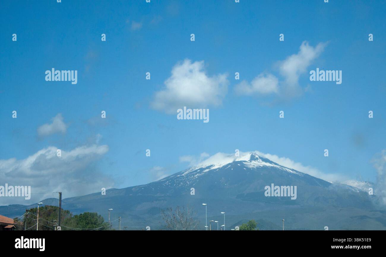Ein malerischer Blick auf den schneebedeckten Vulkan Ätna in Sizilien, Italien unter einem riesigen blauen Himmel. Stockfoto