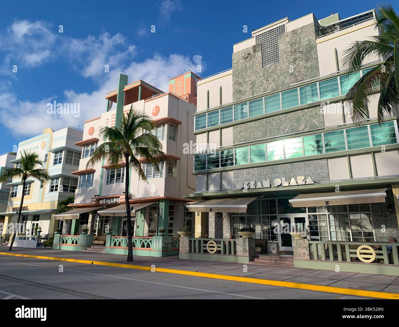 Pulsierende Art déco-Gebäude säumen den ikonischen Ocean Drive in Miami Beach, Florida. Dieses Bild erfasst die klassischen Pastellfarben, geometrischen Linien und tr Stockfoto