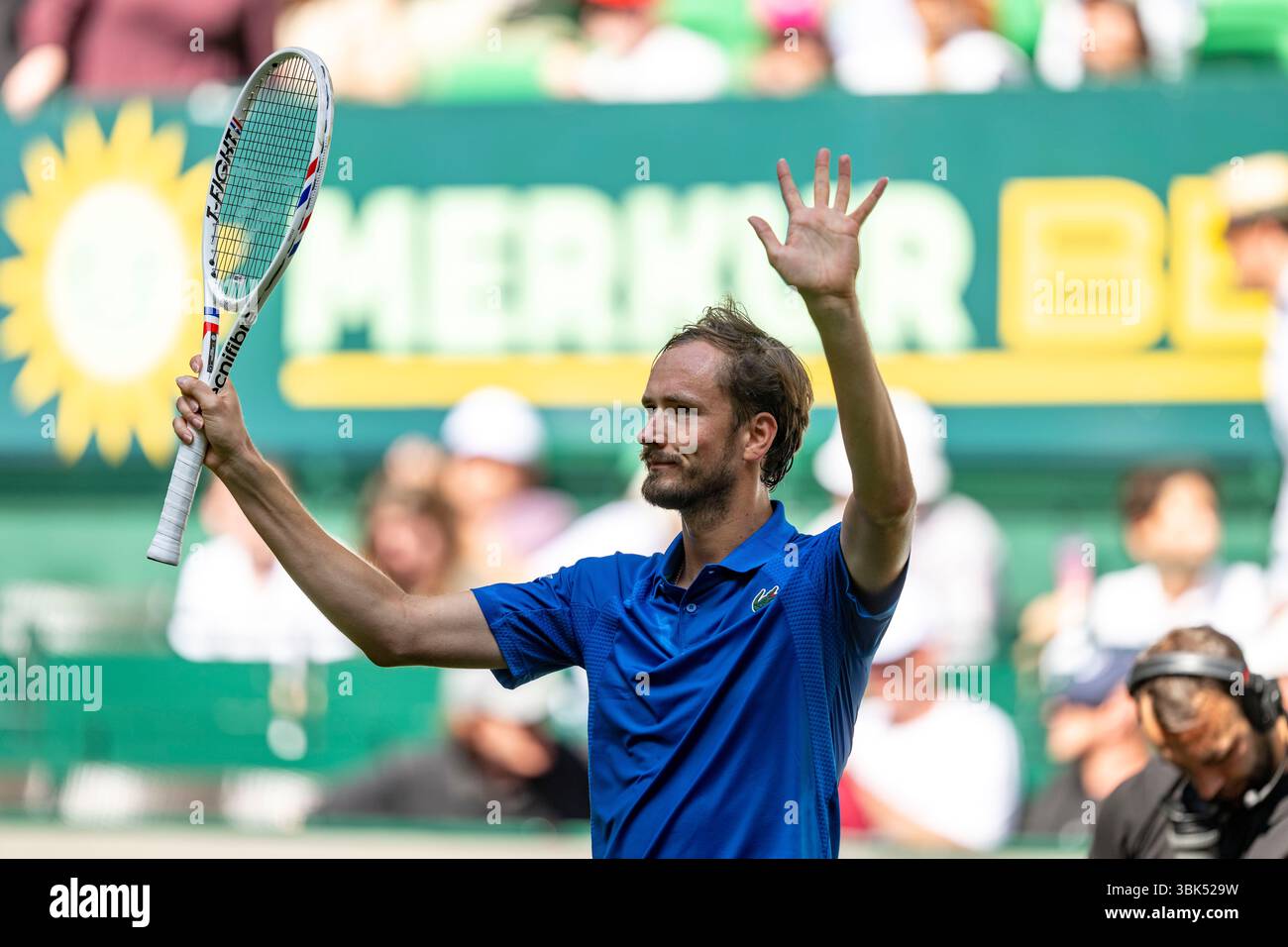 18. Juni 2025, Nordrhein-westfalen, Halle (westfalen): Tennis: ATP Tour - Halle/Westfalen, Einzel, Herren, Achtelfinale: Halys (Frankreich) - Medwedew (Russland). Daniil Medwedew feiert nach seinem Sieg. Foto: David Inderlied/dpa Stockfoto