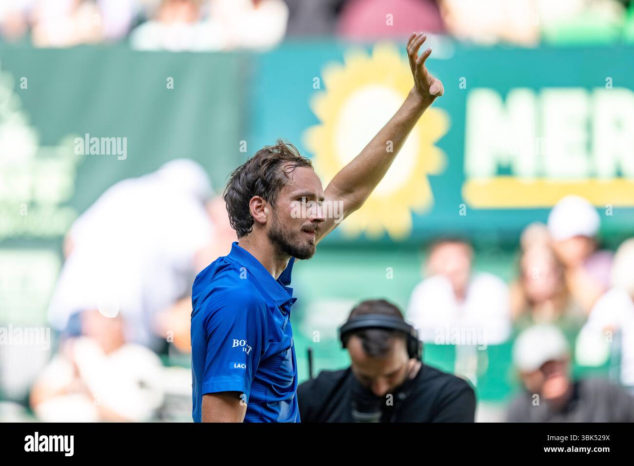 18. Juni 2025, Nordrhein-westfalen, Halle (westfalen): Tennis: ATP Tour - Halle/Westfalen, Einzel, Herren, Achtelfinale: Halys (Frankreich) - Medwedew (Russland). Daniil Medwedew feiert nach seinem Sieg. Foto: David Inderlied/dpa Stockfoto