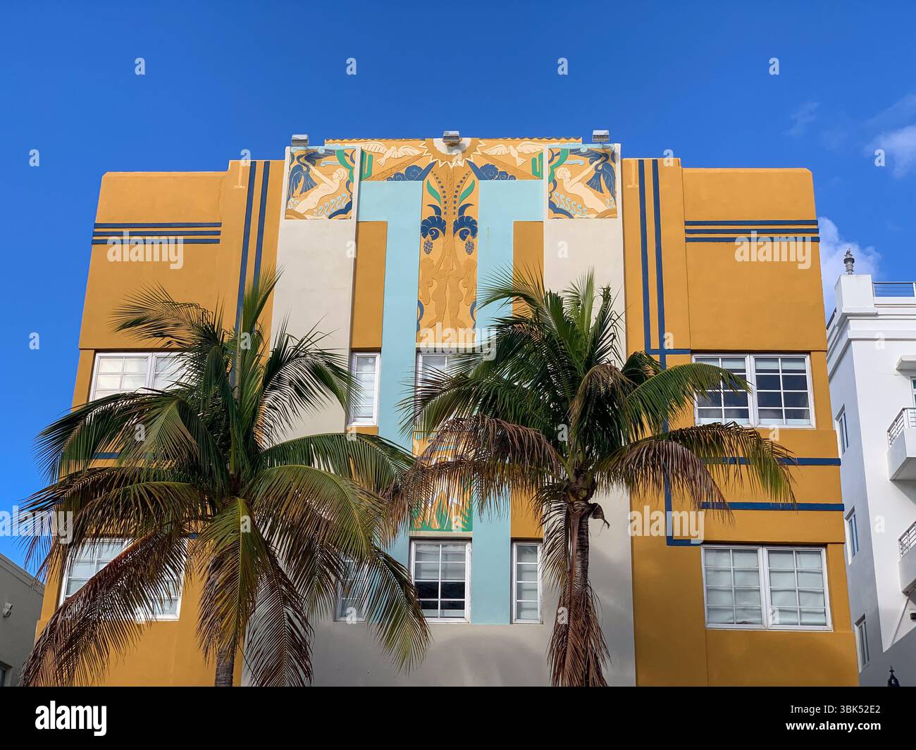 Ikonische pastellfarbene Art déco-Gebäude am Ocean Drive in Miami Beach, Florida, stehen unter einem hellblauen Himmel mit klassischem Design der 1930er Jahre Stockfoto