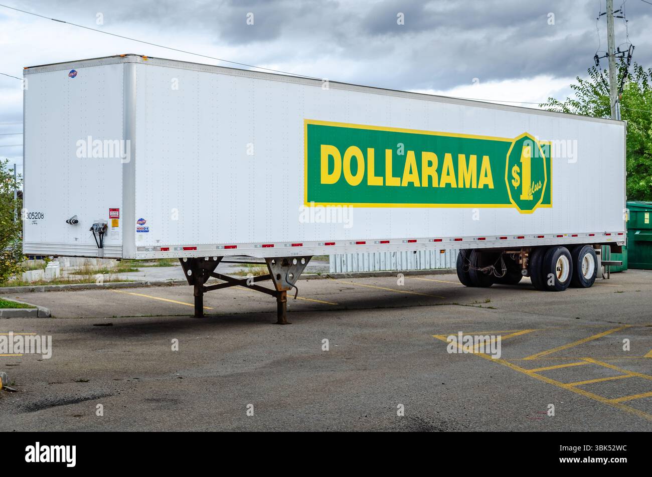 Brockville, Ontario - 15. September 2019. Blick auf ein Dollarama-Schild auf einem geparkten Trailer. Stockfoto