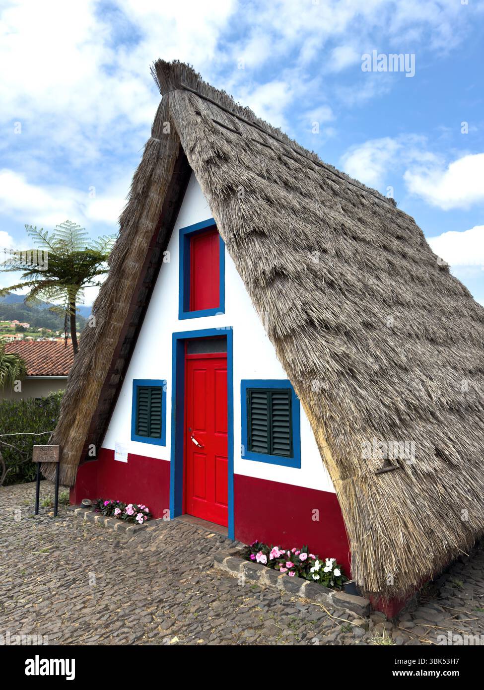 Malerisches traditionelles historisches Strohdachhaus auf Madeira Island, Portugal reisen Stockfoto