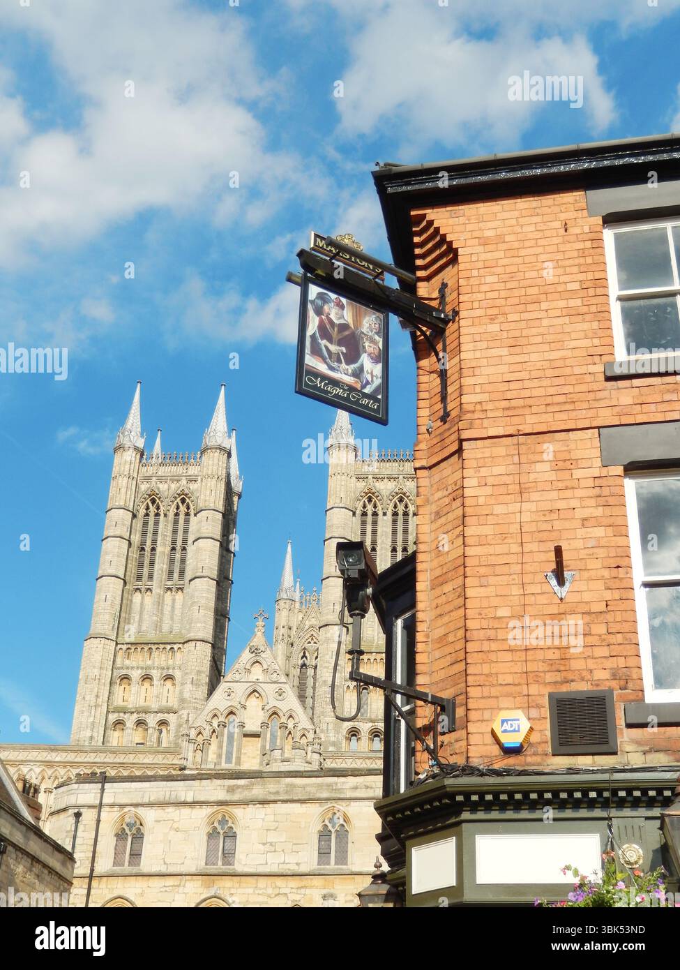 Historische Kathedrale und Backsteinarchitektur unter dem blauen Himmel. Lincoln, england Stockfoto