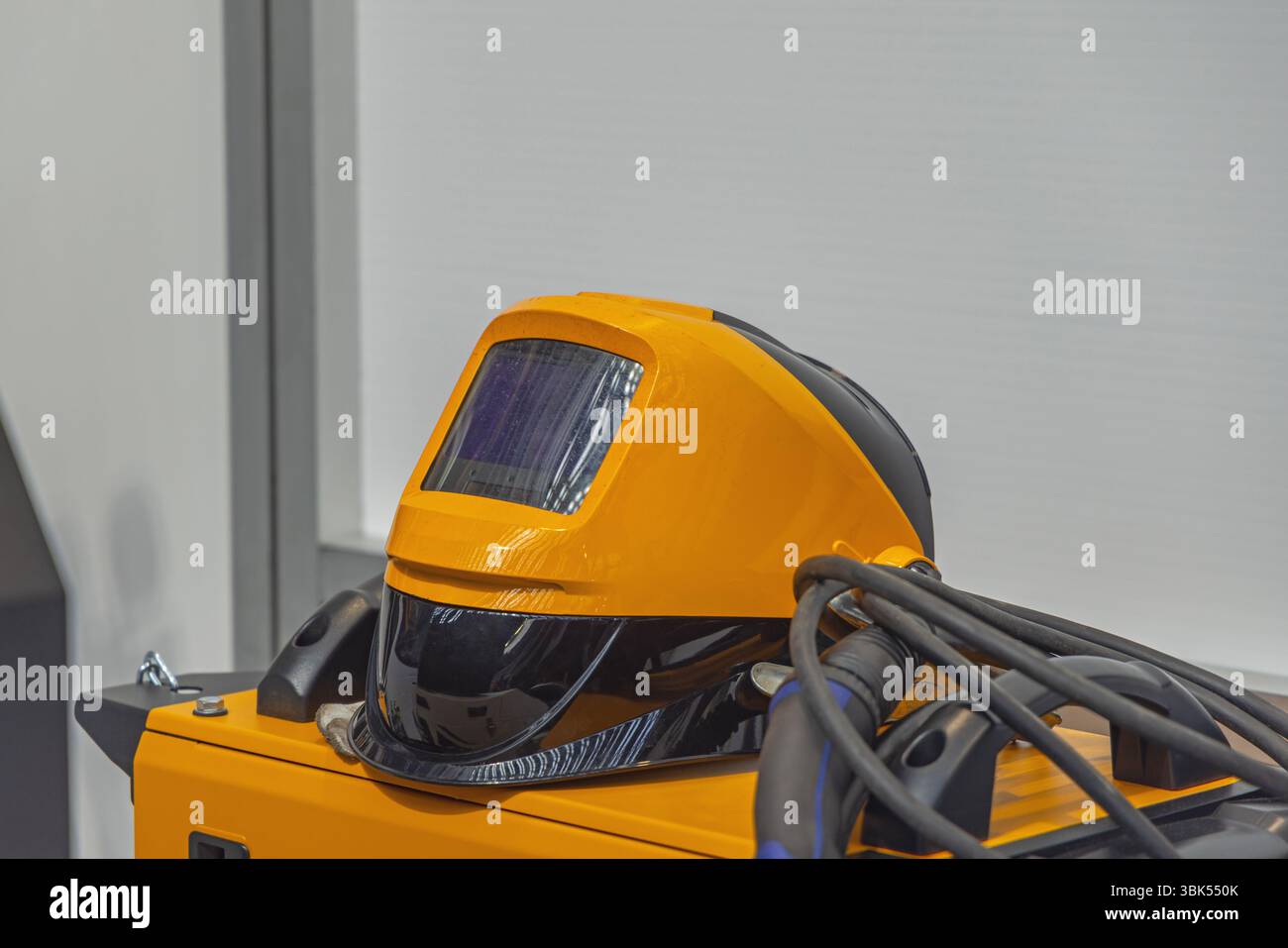 Gelbe Schweißhelm-Kopfmaske Für Persönliche Schutzausrüstung Stockfoto