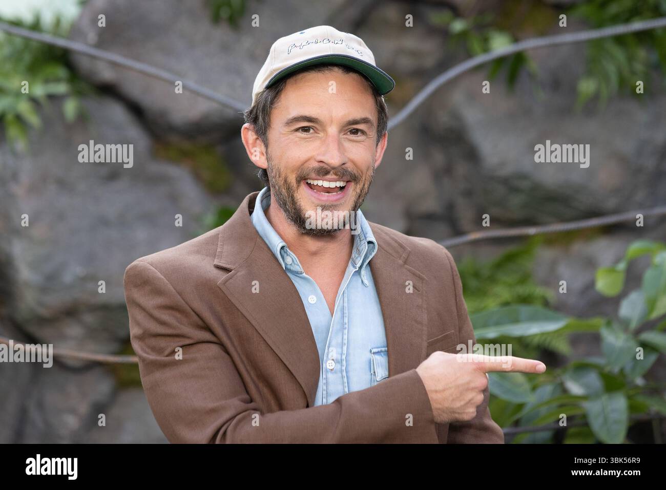 London, UK. 17. Juni 2025. Jonathan Bailey nimmt am 17. Juni 2025 im Auftrag von Universal Pictures an der Uraufführung von JURASSIC WORLD REBIRTH im Odeon Luxe, Leicester Square, in London, England Teil. Vereinigtes Königreich. Quelle: S.A.M./Alamy Live News Stockfoto