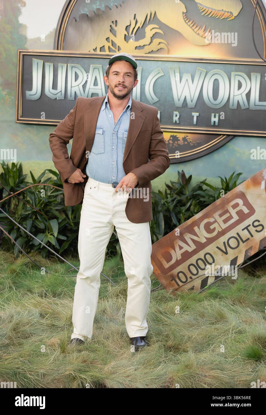 London, UK. 17. Juni 2025. Jonathan Bailey nimmt am 17. Juni 2025 im Auftrag von Universal Pictures an der Uraufführung von JURASSIC WORLD REBIRTH im Odeon Luxe, Leicester Square, in London, England Teil. Vereinigtes Königreich. Quelle: S.A.M./Alamy Live News Stockfoto