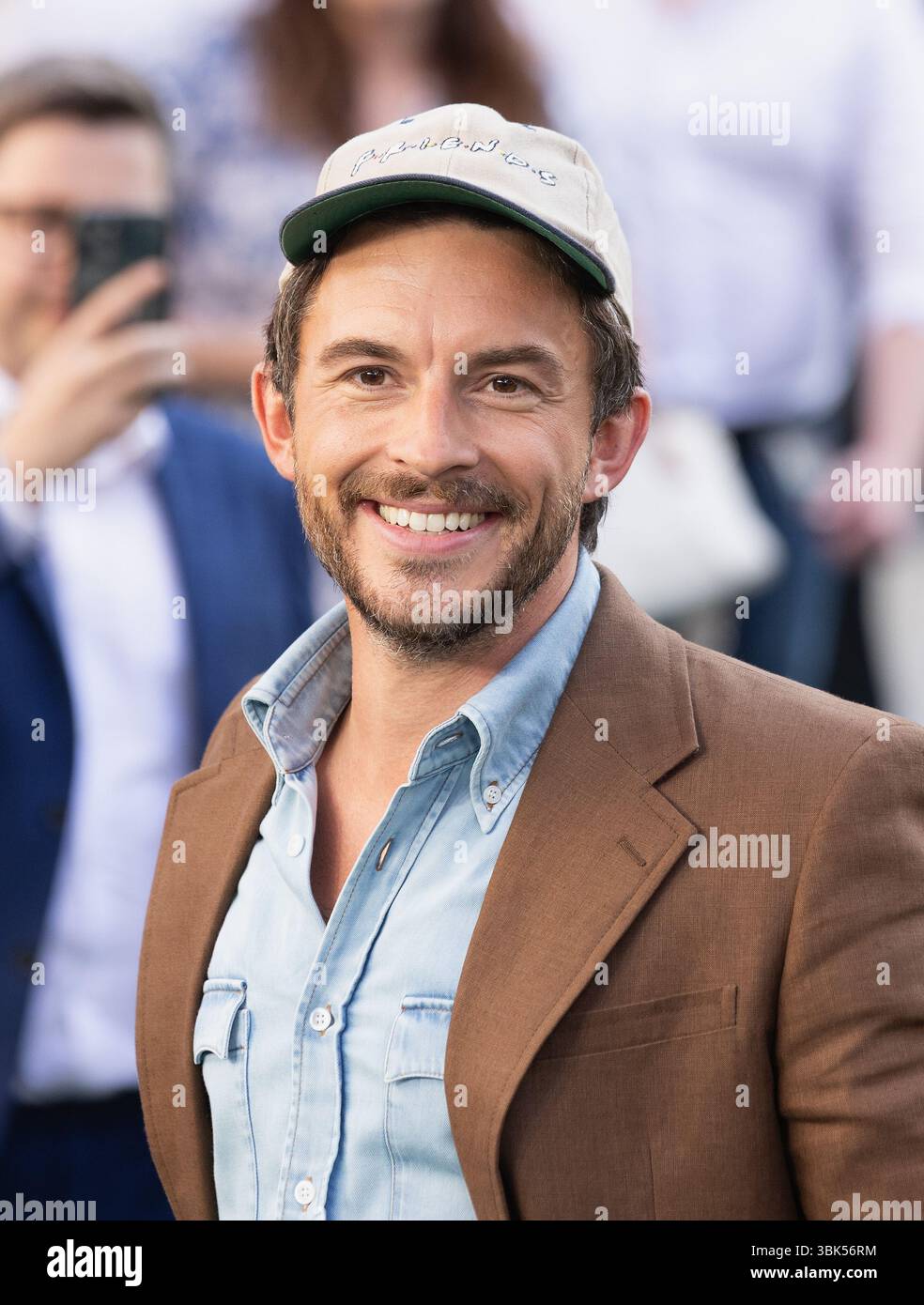 London, UK. 17. Juni 2025. Jonathan Bailey nimmt am 17. Juni 2025 im Auftrag von Universal Pictures an der Uraufführung von JURASSIC WORLD REBIRTH im Odeon Luxe, Leicester Square, in London, England Teil. Vereinigtes Königreich. Quelle: S.A.M./Alamy Live News Stockfoto
