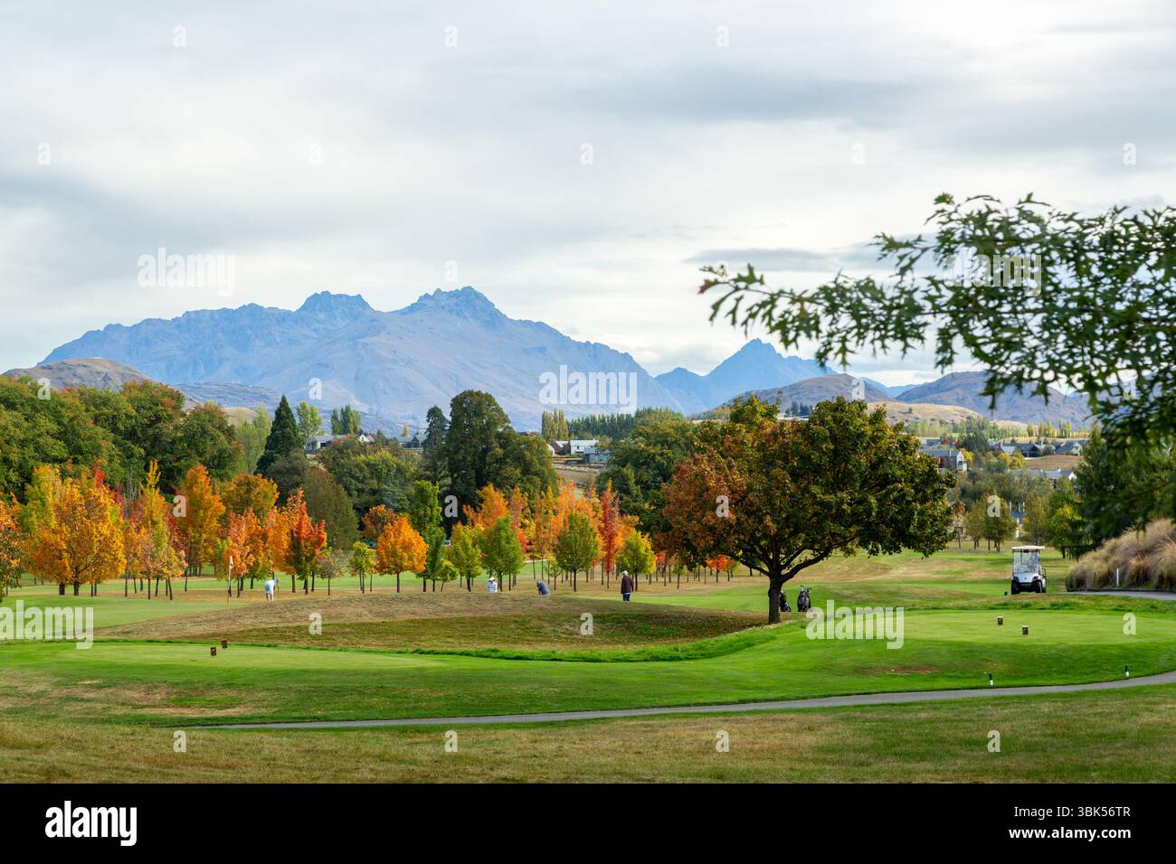 Herbstfarben auf dem Golfplatz Millbrook mit den Remarkables Mountains im Hintergrund, Arrowtown, Otago, Neuseeland Stockfoto