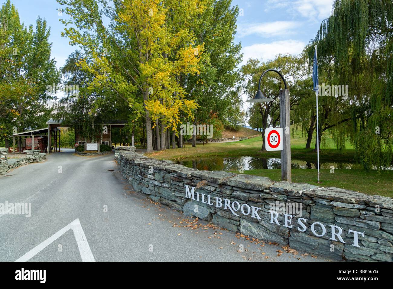 Das Schild zum Millbrook Resort in der Nähe von Queenstown, Otago, Neuseeland Stockfoto