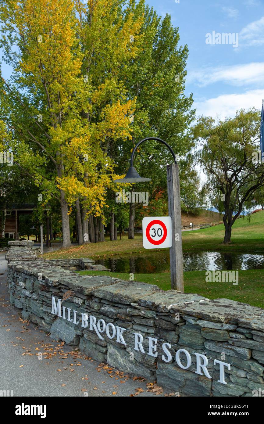 Das Schild zum Millbrook Resort in der Nähe von Queenstown, Otago, Neuseeland Stockfoto