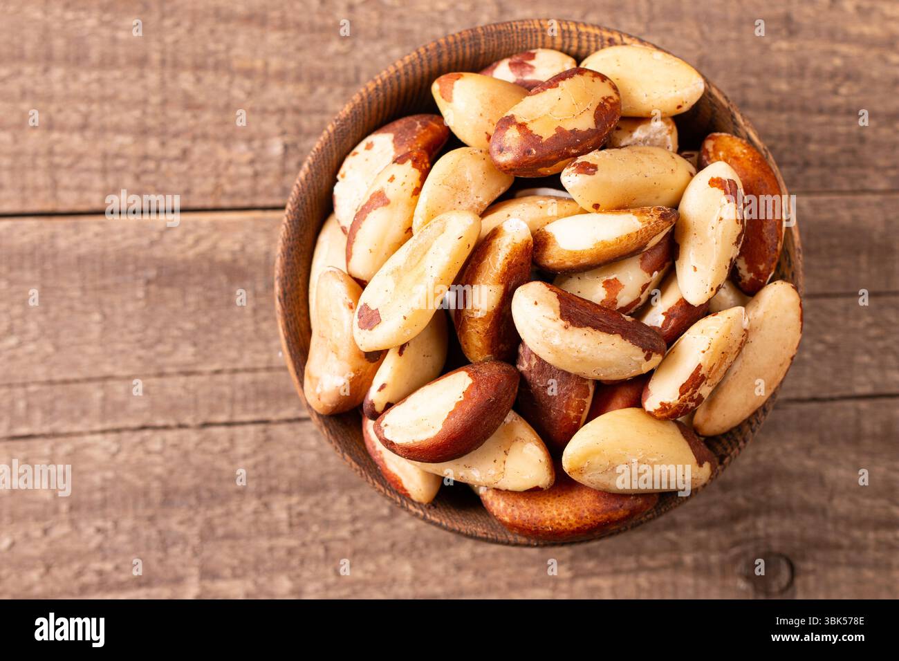 Paranüsse in einer Holzschale. Gesunde Fette Konzept. Stockfoto