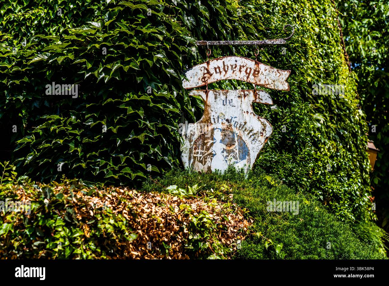 Verwittertes Schild mit Efeu, das zu einem gasthaus vor dem Nohant Anwesen gehört, Berry. Place Sainte Anne, Nohant-Vic, Centre-Val de Loire, Frankreich Stockfoto