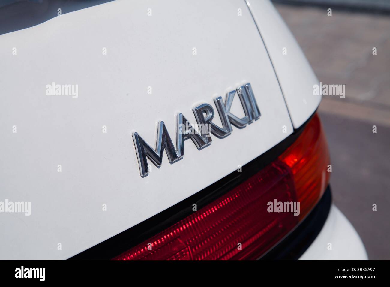 Vilnius, Litauen - 31 05.05.2025 - Nahaufnahme des Toyota Mark II Emblems auf einem schneeweißen Kofferraumdeckel Stockfoto