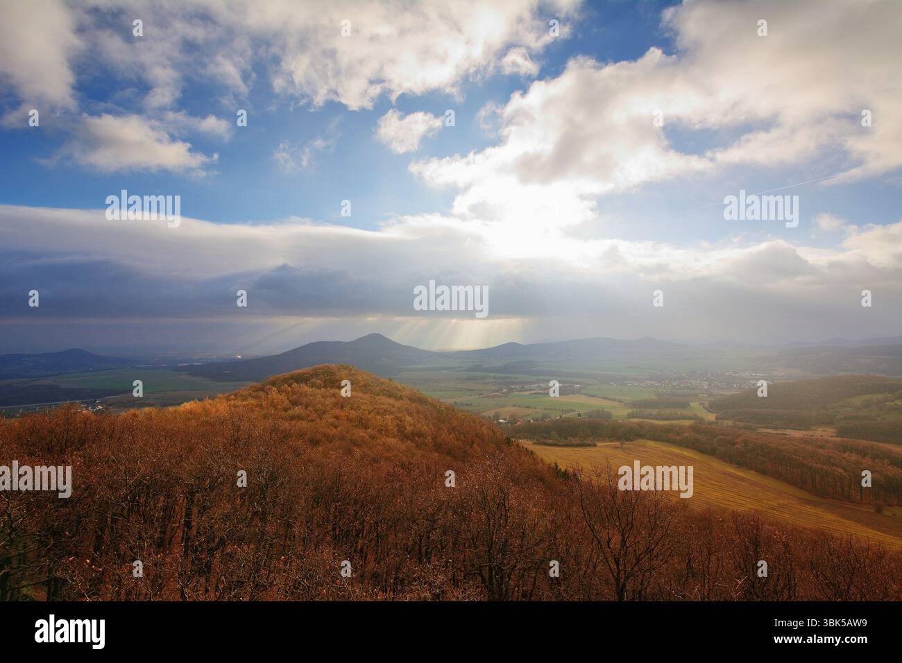 Rolling Hills unter dramatischem Himmel mit sich wandelnden Wolken und instabiler Wettersonne Stockfoto