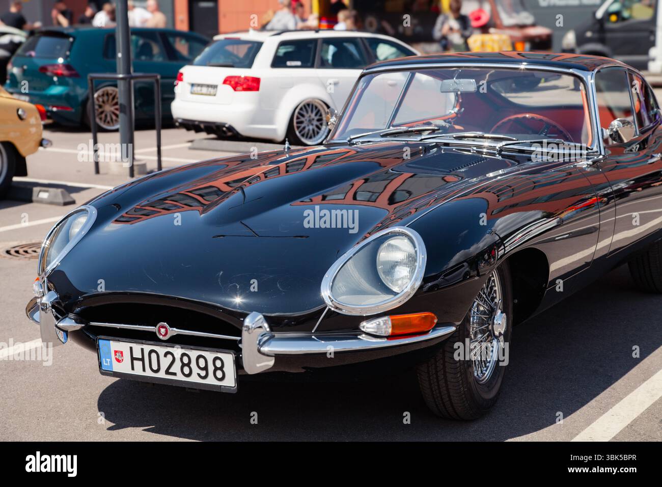 Vilnius, Litauen - 31-05-2025 - Klassisch-eleganter Retro-Jaguar E-Type Serie 1 aus den 1960er Jahren in urbaner Umgebung an einem sonnigen Tag Stockfoto