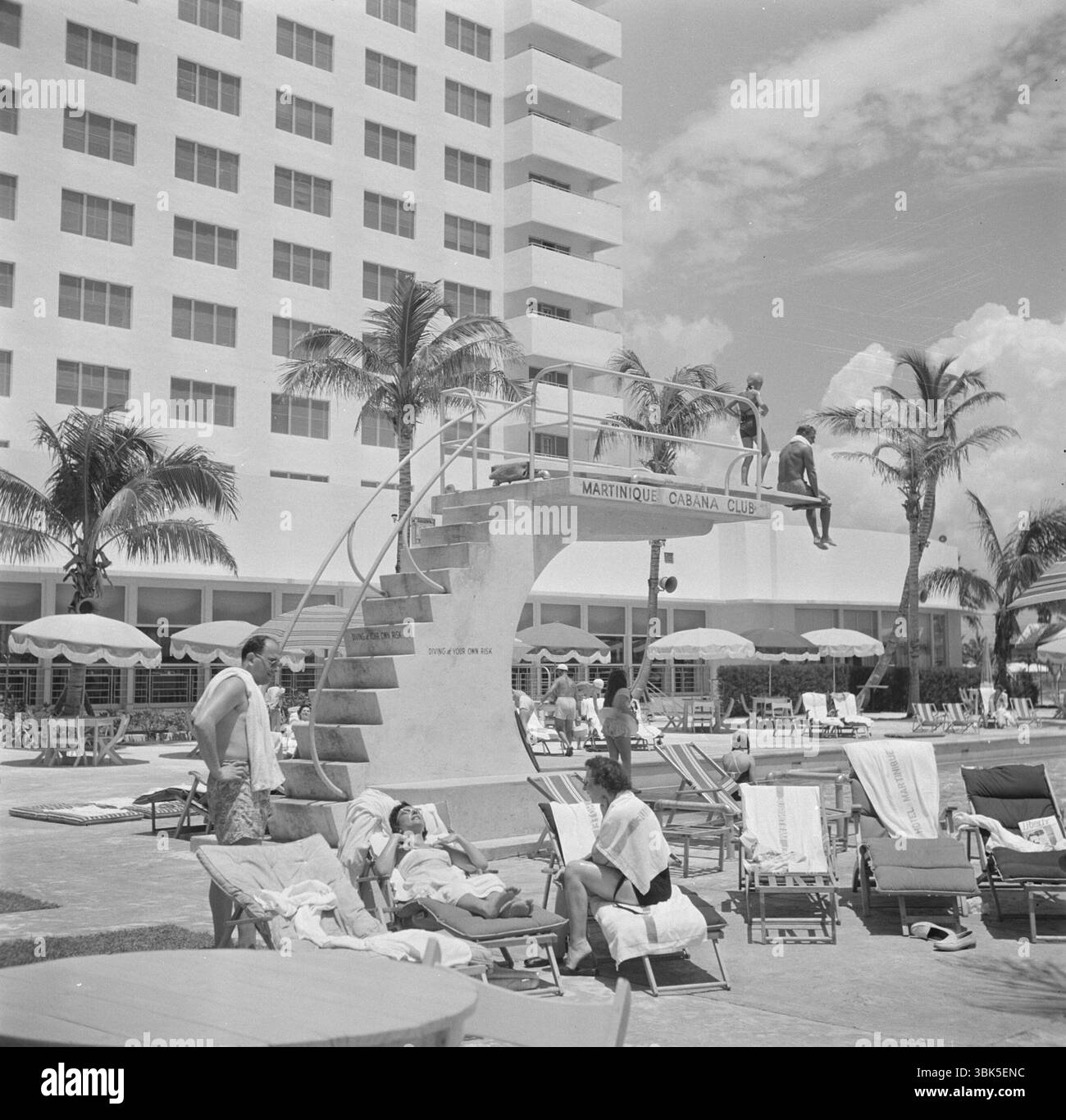 Swimmingpool-Bereich, Hotel Martinique, Miami Beach, Florida, mit Art déco-Federbrettdesign. Archivfoto von Miami, USA. Foto: Willem van de Poll, 1948 Stockfoto