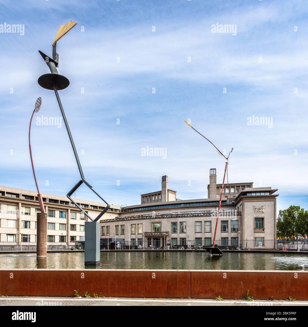 Kunstwerk von Auke de Vries vor dem Internationalen Strafgerichtshof für das ehemalige Jugoslawien in den Haag, Niederlande. Stockfoto