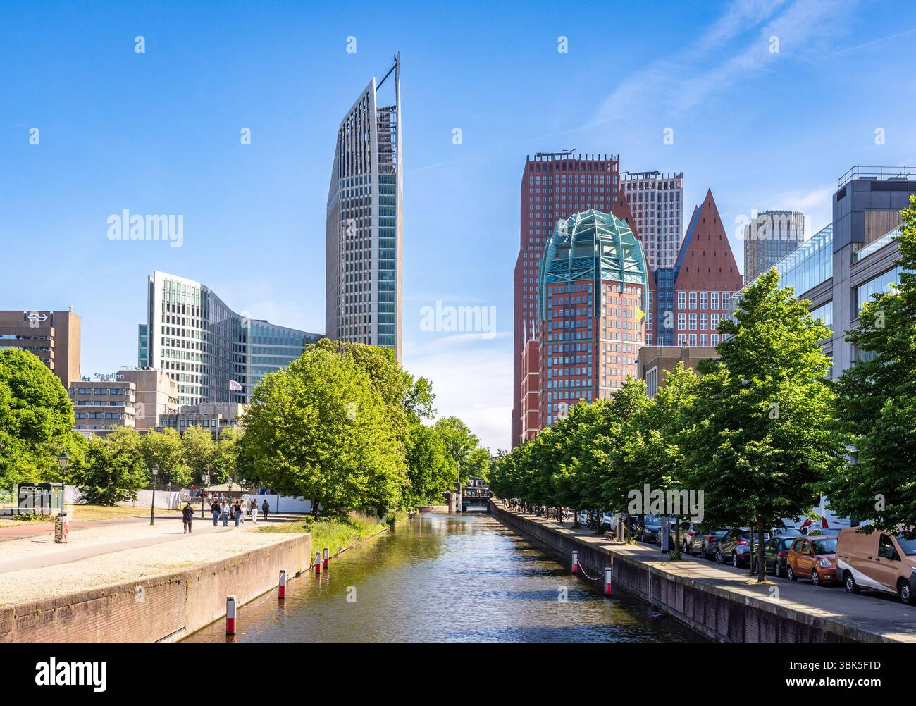 Wolkenkratzer in der Nähe des Hauptbahnhofs in den Haag, Niederlande, mit den Hoftoren, der Castalia, dem Zurichtoren und dem Turfmarkt. Stockfoto