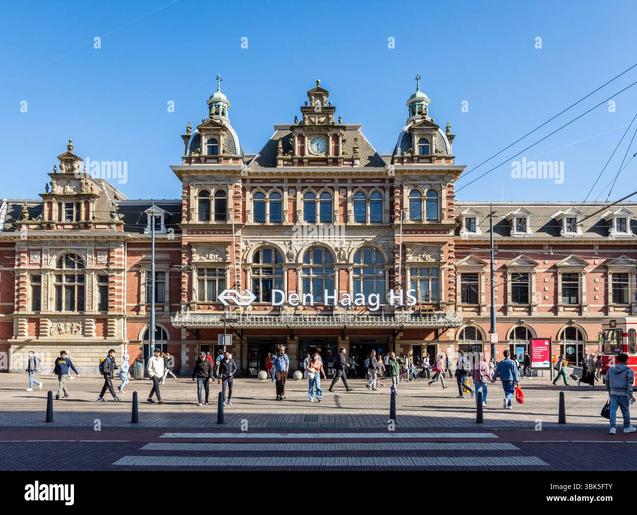 Vorderansicht des Bahnhofs Hollands Spoor (HS) in den Haag, Niederlande, betrieben von der staatlichen Gesellschaft Nederlandse Spoorwegen (NS). Stockfoto