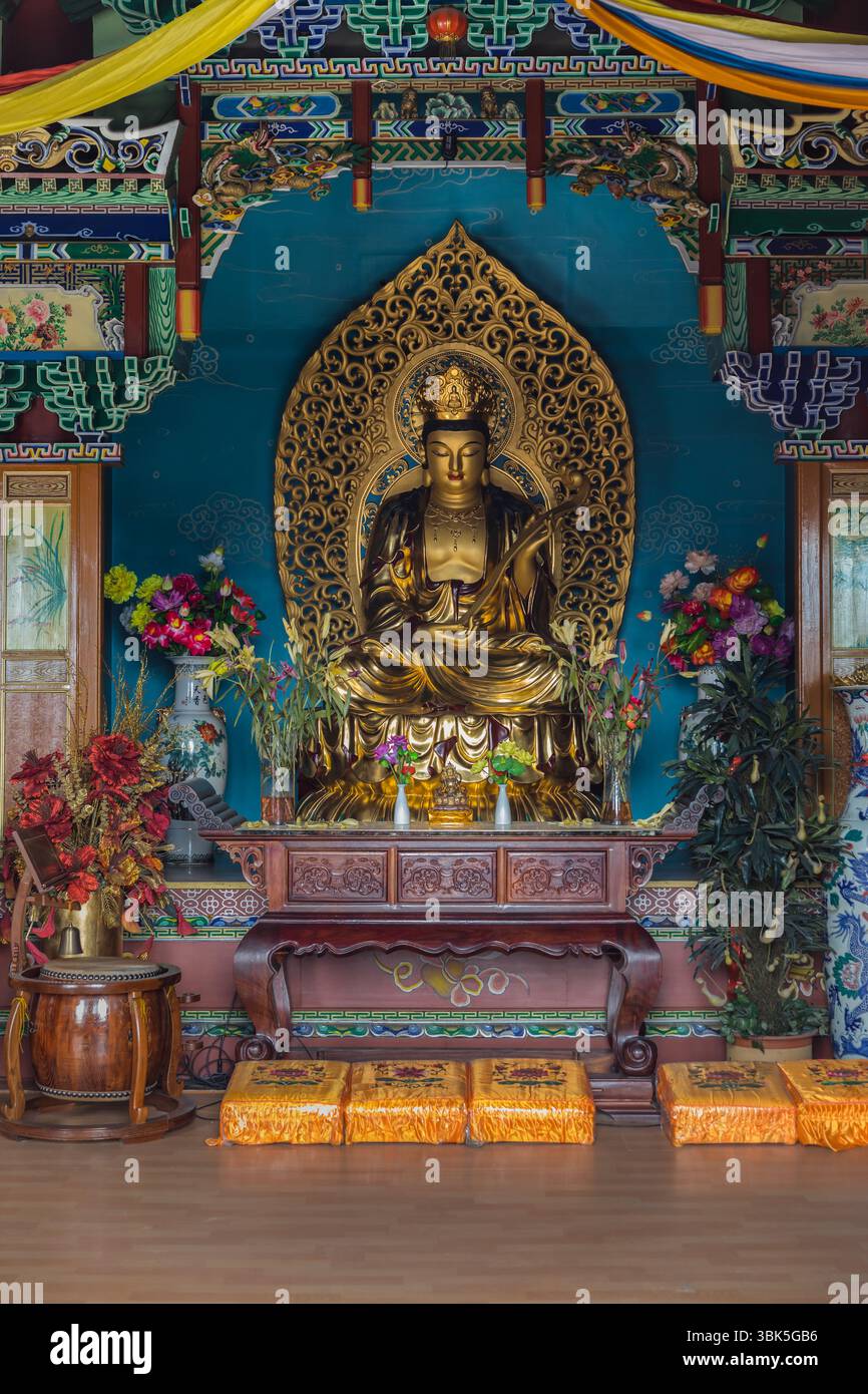 Meditierende goldene buddha-Statue Nahaufnahme im Schrein Stockfoto