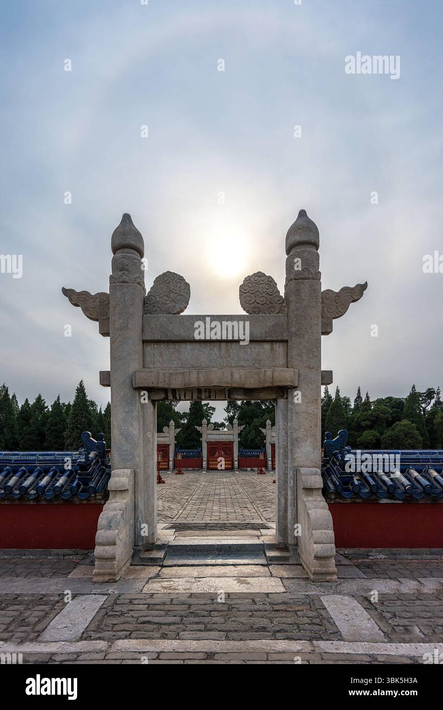 Großer Torbogen im Himmelstempel Winkel gedreht Stockfoto