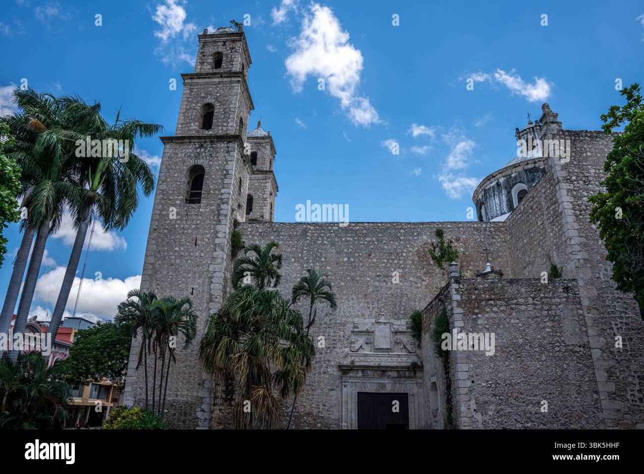 Barocke Fassade der Kirche Jesu mit verzierten Mauerwerken und zwei Glockentürmen in Mexiko, Halbinsel Yucatan, Merida Hidalgo Park. Stockfoto