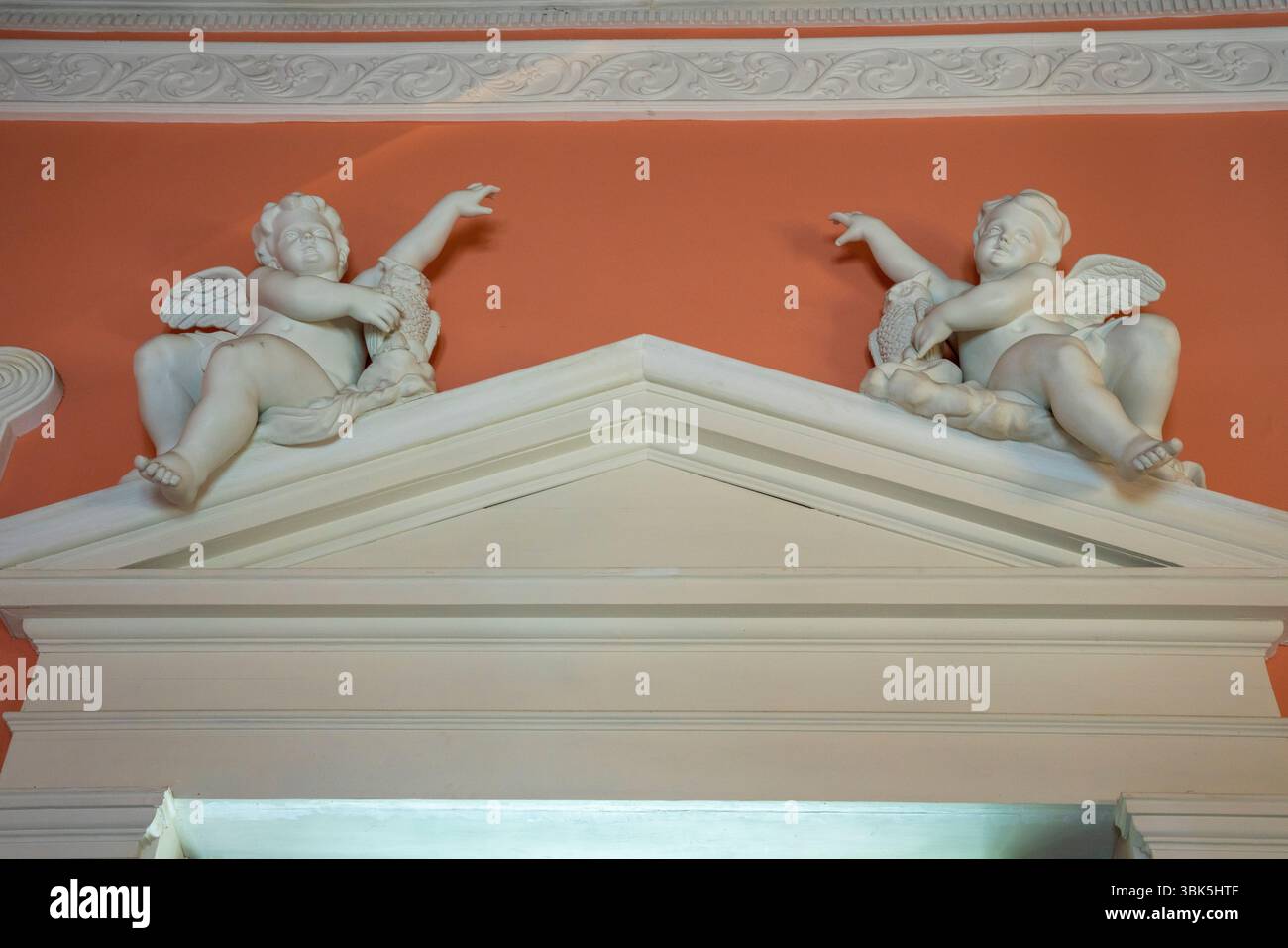 Museo Casa Montejo Relief aus weißem Marmor mit Cherub-Skulpturen und klassischen architektonischen Details in Mexiko, Halbinsel Yucatan, Merida. Stockfoto