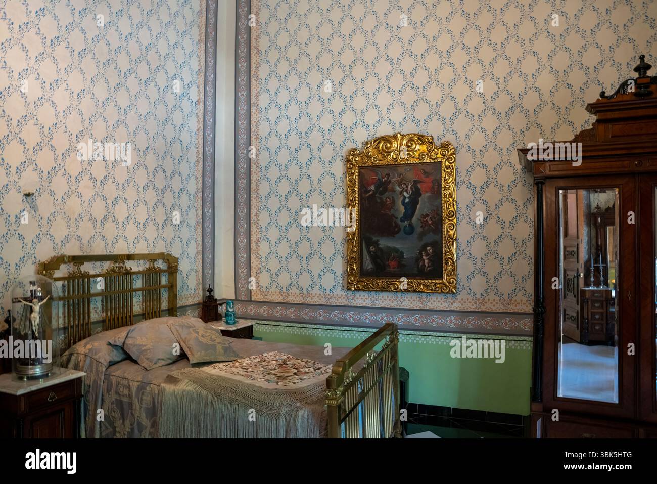 Museo Casa Montejo elegantes Zimmer mit antiken Möbeln, gemusterten Tapeten und kolonialem Dekor in Mexiko, Yucatan Halbinsel, Merida. Stockfoto