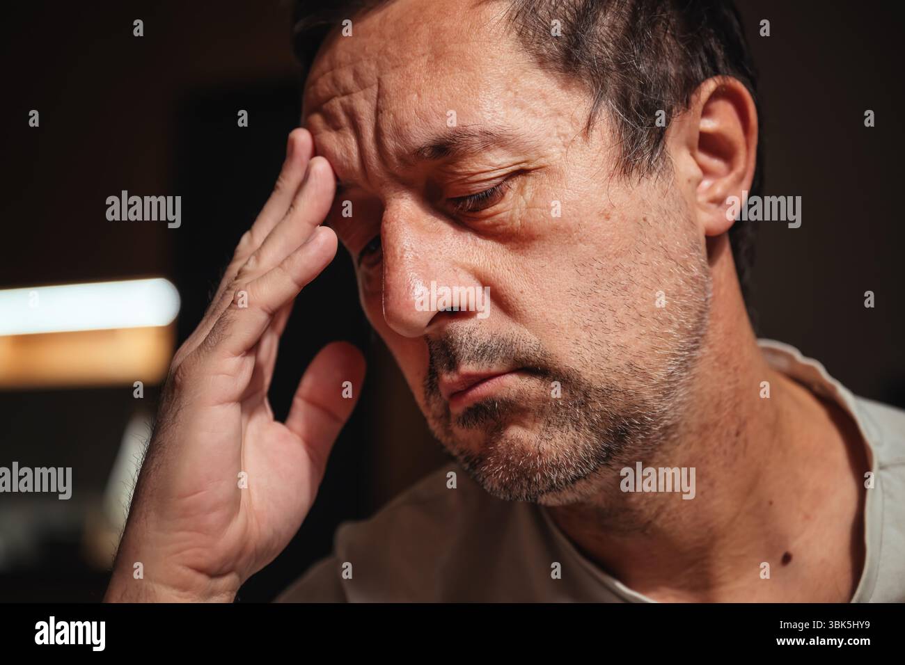 Misserfolg und Enttäuschung, leises Porträt reifer erwachsener männlicher Würze, selektiver Fokus Stockfoto Misserfolg und Enttäuschung, leises Porträt reifer erwachsener männlicher Würze, selektiver Fokus Stockfoto