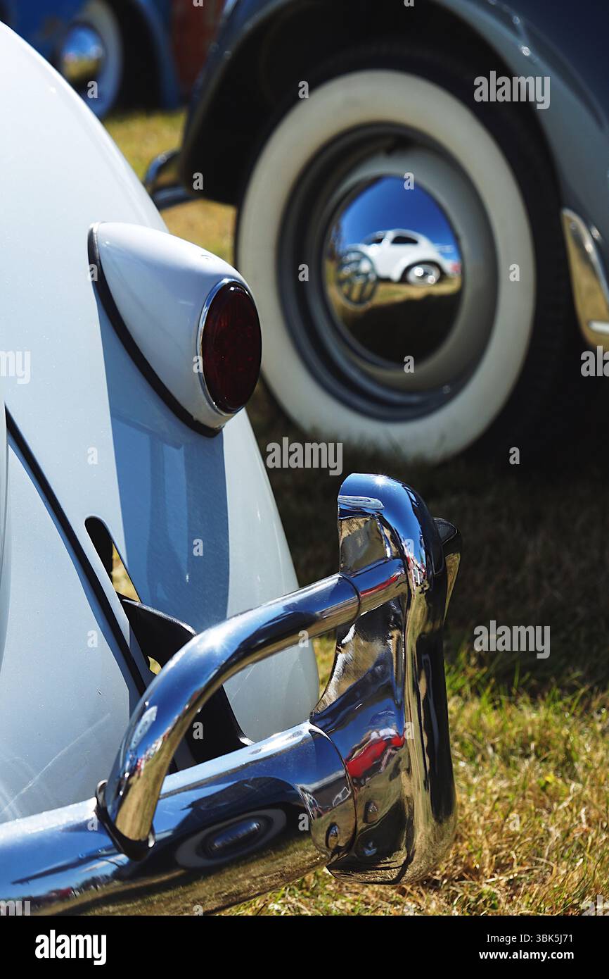 Reflexionen bei klassischen Volkswagenkäfern Stockfoto
