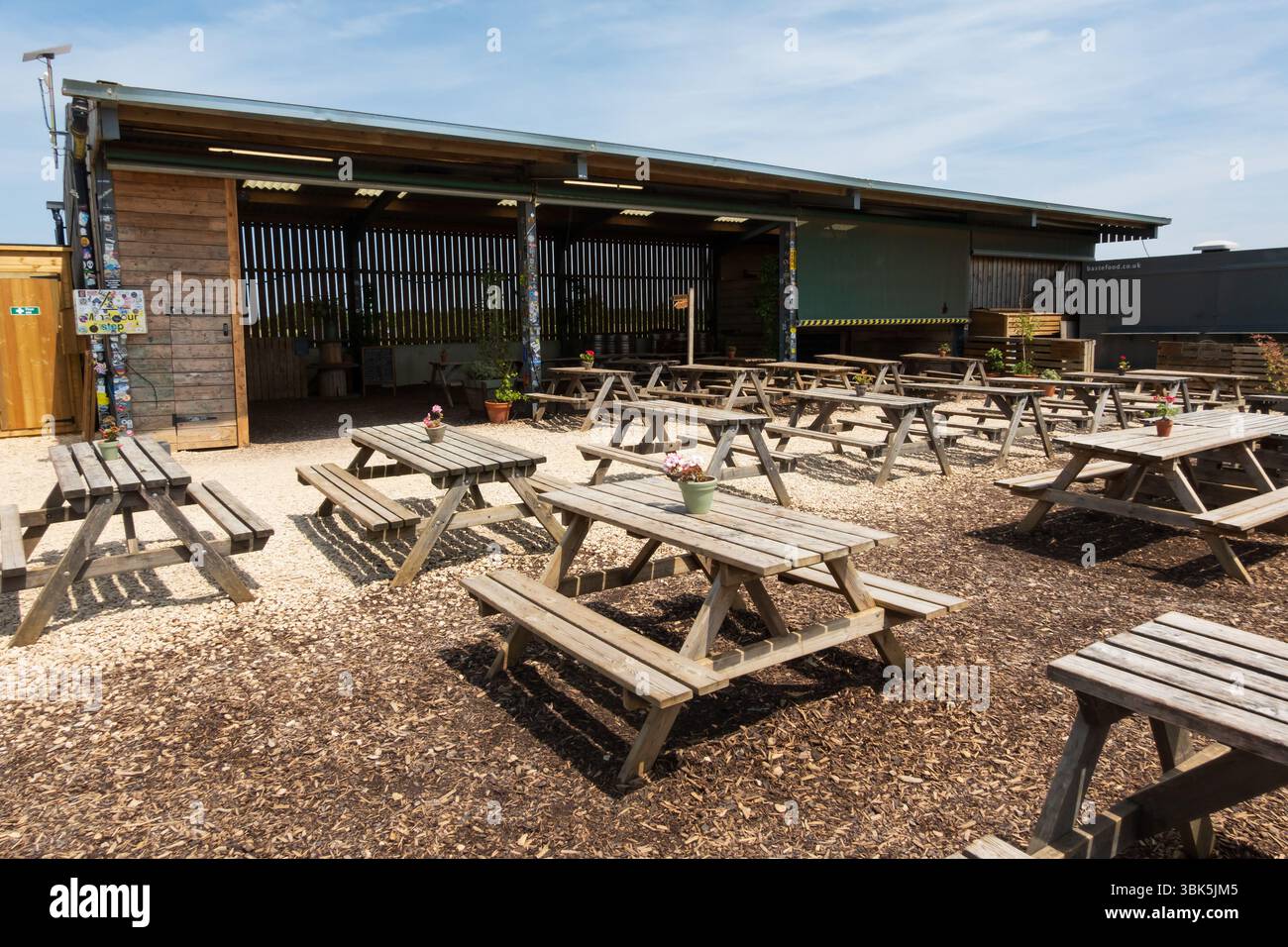 Dining-Tische im Restaurant Diddly Squat Farmshop von Jeremy Clarkson, wie in der Amazon Prime Reality tv-Dokumentation Clarksons Farm zu sehen. Chipp Stockfoto