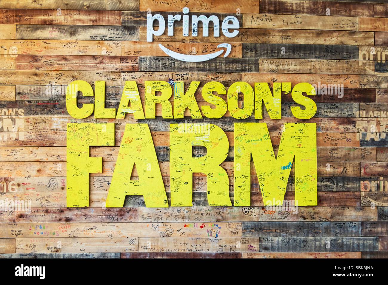 Schild in der Restaurantwand, bedeckt mit Hunderten von Fans Unterschriften. Jeremy Clarkson's Diddly Squat Farm Shop, wie in der Amazon Prime Reality Stockfoto