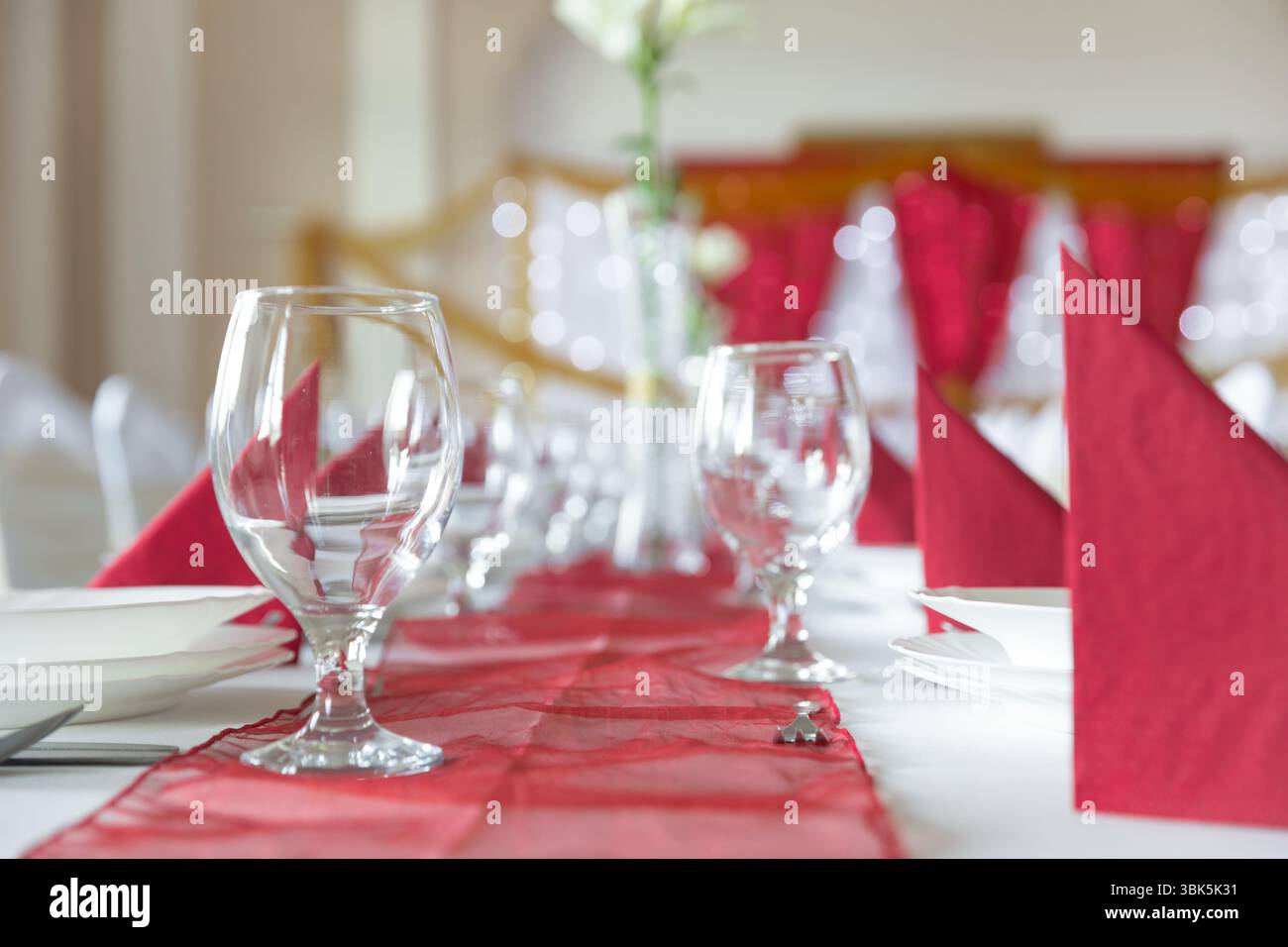 Großer Speisesaal mit Tischen bis closeup eingestellt Stockfoto
