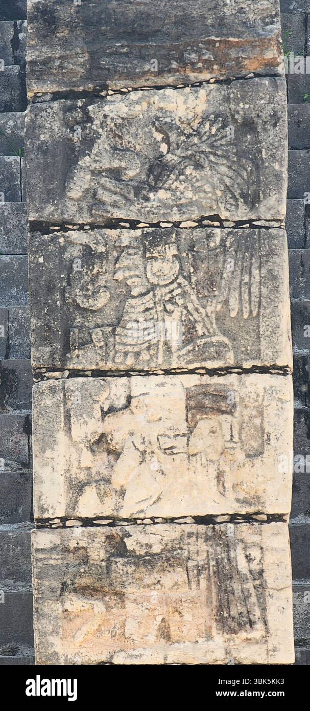 Alte Maya geschnitzte Steinreliefs auf Tausend Säulen, die Kriegerfiguren und gefiederte Schlangen in Mexiko, Yucatan Halbinsel, Chichen Itza zeigen. Stockfoto