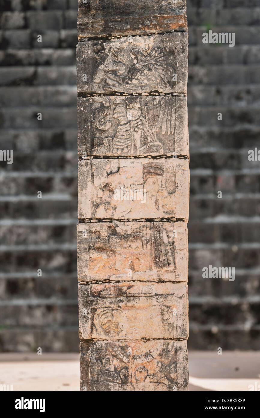 Tempel der Krieger in Stein gemeißelte Säule mit Maya Kriegerreliefs und Hieroglyphen in Mexiko, Yucatan Halbinsel, Chichen Itza. Stockfoto