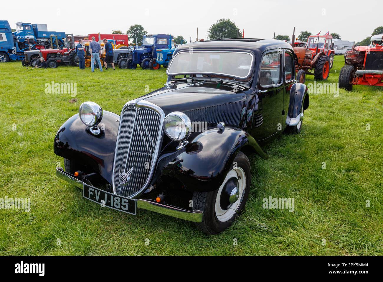 Cheshire Show, Clay House Farm, Flittogate Lane, Knutsford - 17. Juni 2025 - die Royal Cheshire County Show 2025 ist eine prächtige Hommage an die idyllische Landschaft von Cheshire, Landwirtschaft, köstliche Küche und gesunde Familienunterhaltung. Es bietet Viehwettbewerbe, Reitveranstaltungen, lokale Produkte, Kunsthandwerk und ein kulinarisches Dorf mit Live-Kochvorführungen von Spitzenköchen. Diese Citroën Traction Avant Light 15 wurde in Slough, England, gebaut und war einst im Besitz von Dave Davies von den Kinks. Quelle: John Hopkins/Alamy Live News Stockfoto