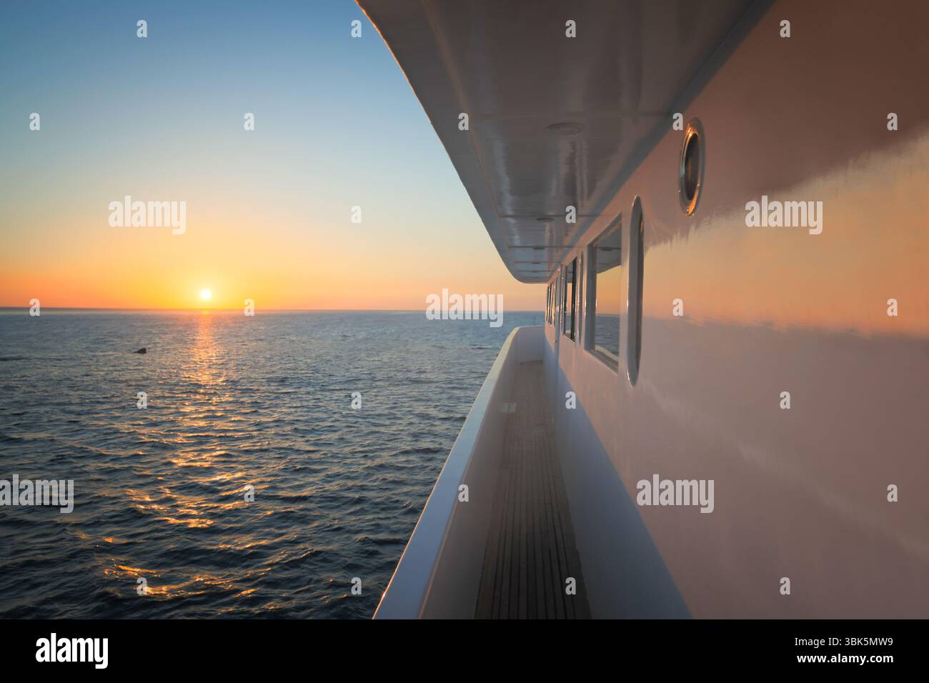 Korridor von Luxusyacht mit Blick auf das Meer und den Horizont Stockfoto