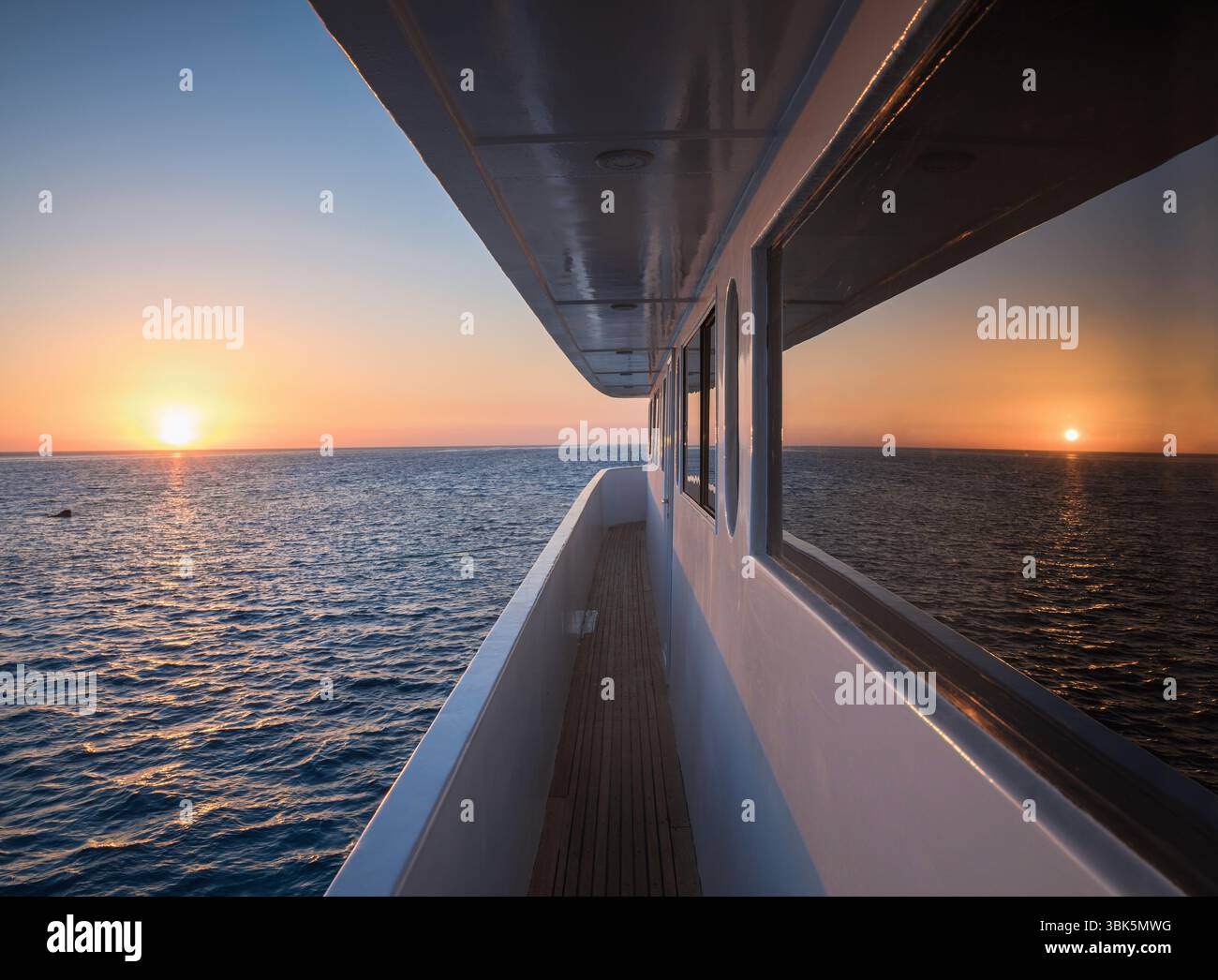 Korridor von Luxusyacht mit Blick auf das Meer und den Horizont Stockfoto
