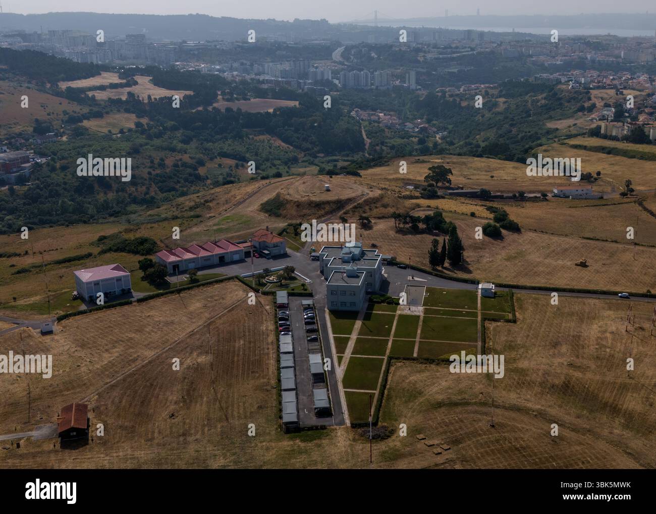 Luftdrohnenansicht von ANACOM, der portugiesischen Regulierungsbehörde für Postkommunikation und elektronische Kommunikation Stockfoto
