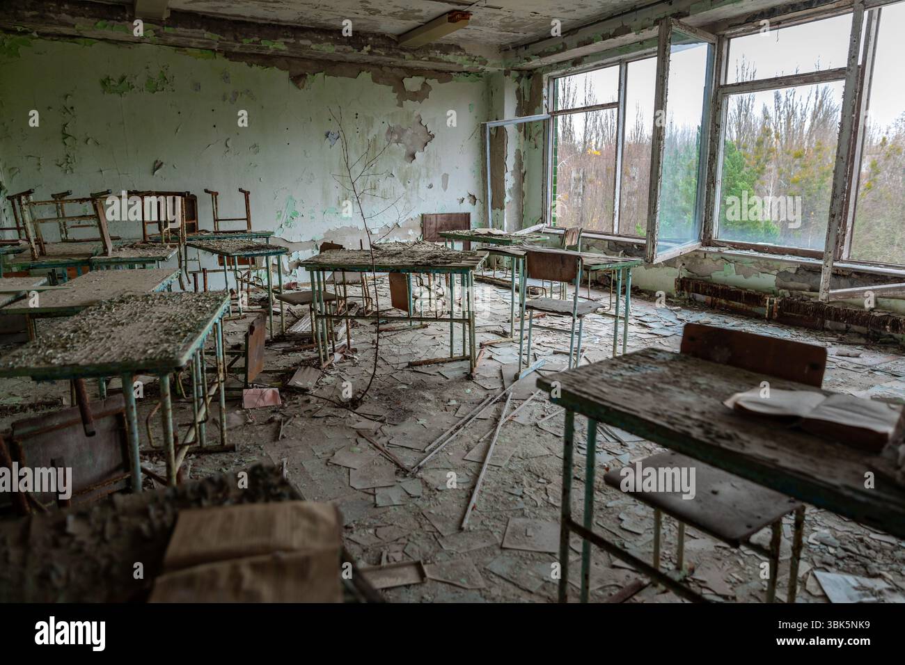 Chaotisch und verlassenen Klassenzimmer in Ghost Town Angle Shot Stockfoto