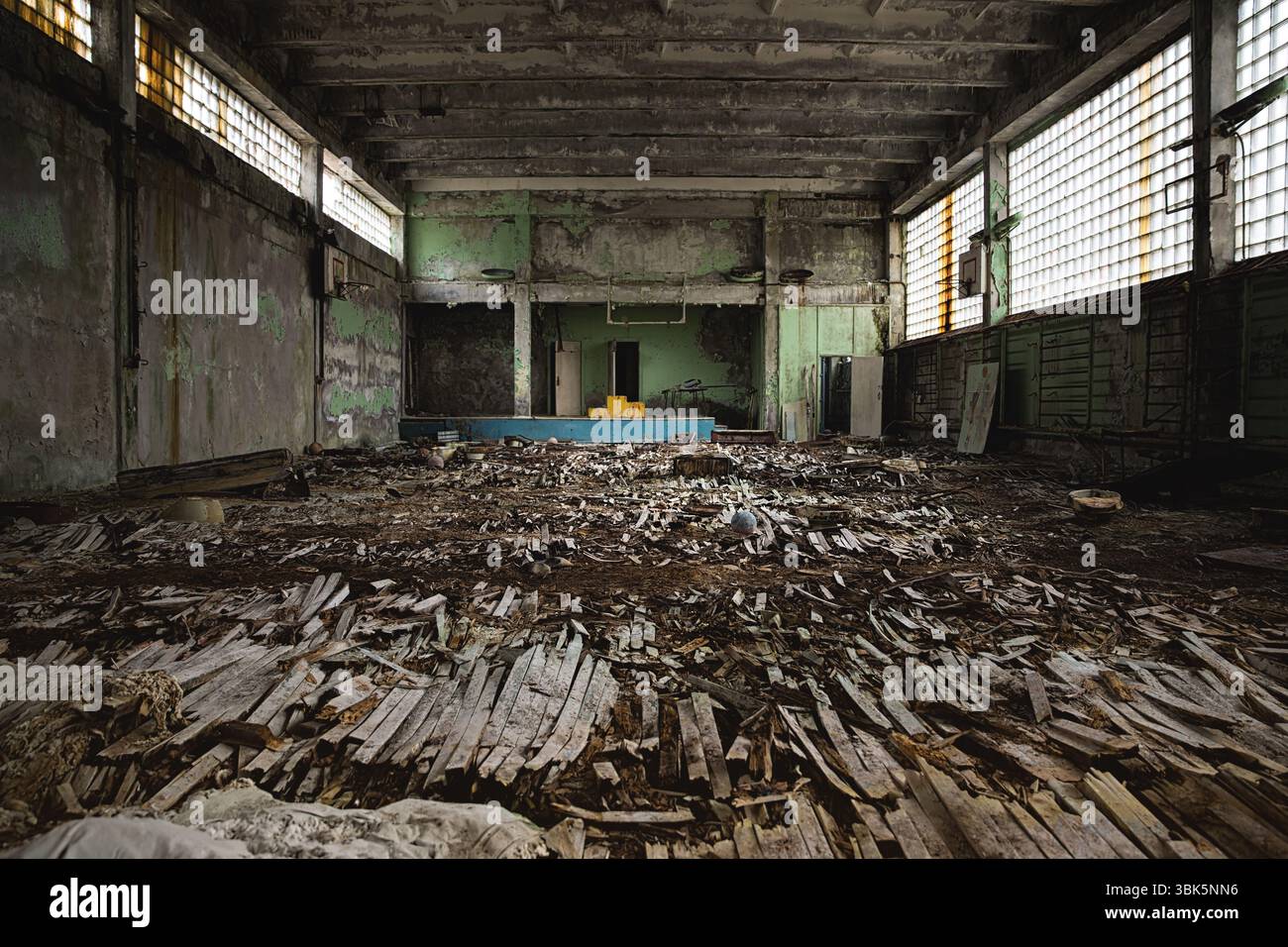 Zimmer in Pripyat Schule aufgegeben, Sperrzone von Tschernobyl 2019 Angle Shot Stockfoto