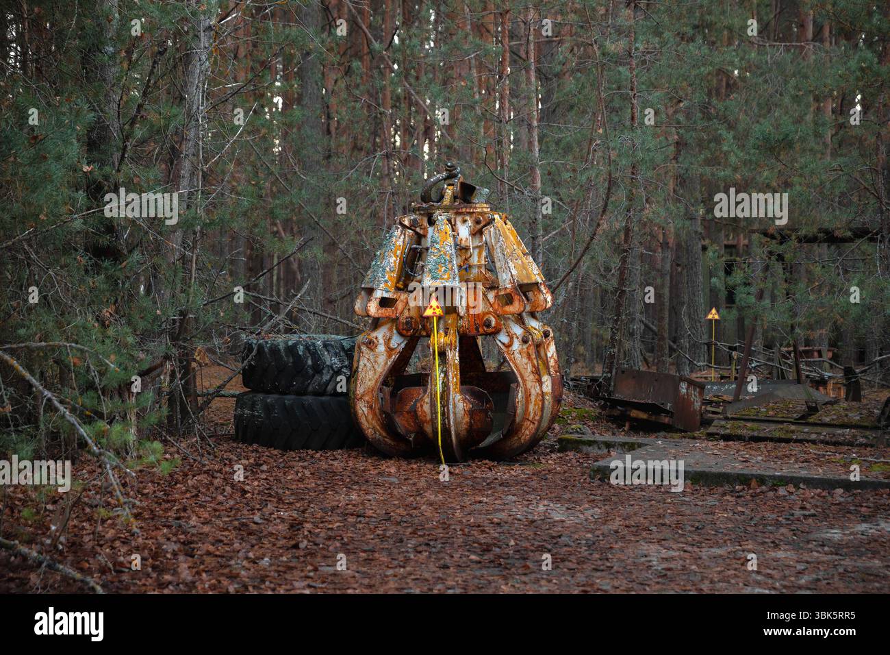 Die stark verschmutzte Claw, Teil der Maschine in der Sperrzone von Tschernobyl, 2019 Nahaufnahme Stockfoto